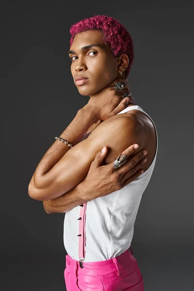 Jovem afro-americano com braços cruzados em acessórios olhando para câmera, moda e estilo — Fotografia de Stock