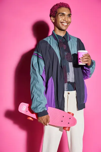 Homem bonito agindo de forma anormal como boneca masculina sorrindo estranhamente com café e skate — Fotografia de Stock