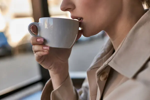 Corte close up tiro de jovem com pele perfeita beber café no café, xícara de cappuccino — Fotografia de Stock