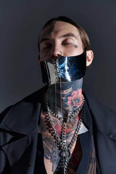 Porträt eines verführerischen Mannes in schwarzer futuristischer Maske, der mit geschlossenen Augen posiert, Modekonzept — Stockfoto