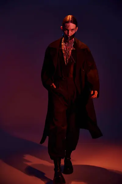 Homem sexy de boa aparência em roupa futurista com máscara elegante atado andando em direção à câmera, moda — Fotografia de Stock