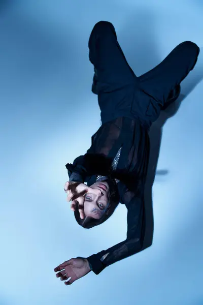 Blick von oben auf einen verführerisch eleganten Mann in schwarzer Kleidung, der mit der Hand vor der Kamera steht, Mode — Stockfoto