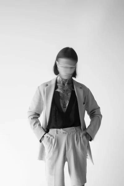 Vertikale Schwarz-Weiß-Aufnahme eines sexy männlichen Modells in stilvoller Kleidung, Langzeitbelichtung, Modekonzept — Stockfoto