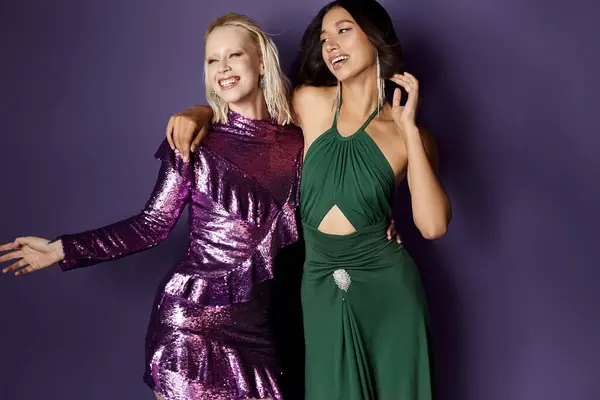 Frohes Neues Jahr, fröhliche gemischtrassige Freundinnen in festlicher Kleidung, die vor violettem Hintergrund lächeln — Stockfoto