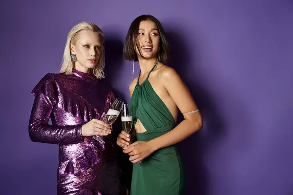 Nuovo anno 2024, amiche interrazziali in eleganti abiti da festa con occhiali da champagne — Foto stock