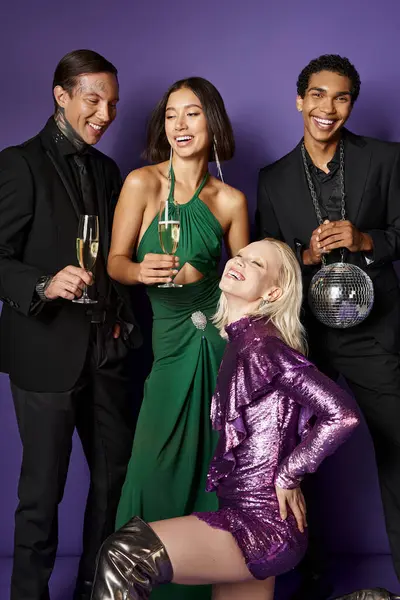 Festa di Natale, gruppo di amici multietnici felici con bicchieri di champagne e palla da discoteca — Foto stock