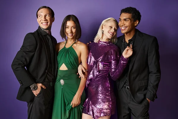 Capodanno 2024, gioiosi amici interrazziale in abiti e abiti sorridenti insieme su sfondo viola — Foto stock