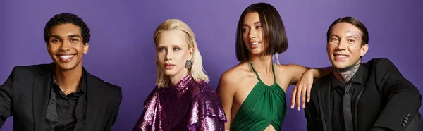 Año Nuevo 2024 banner, amigos interracial en ropa de fiesta posando juntos sobre fondo púrpura - foto de stock