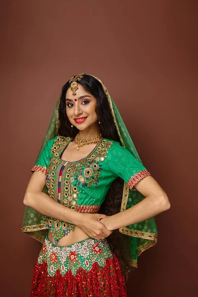 Vertical shot of beautiful indian woman with long hair and green veil smiling joyfully at camera — Stock Photo