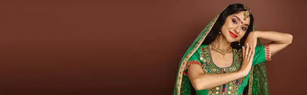 Schöne junge indische Frau in Nationaltracht gestikuliert und lächelt glücklich in die Kamera, Banner — Stockfoto
