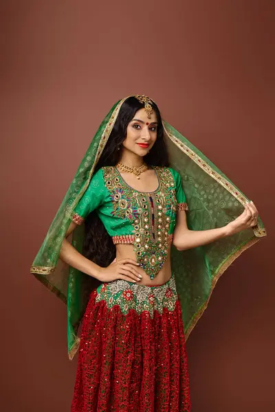 Вертикальный снимок красивой индийской женщины в традиционной одежде с точкой бинди, улыбающейся в камеру — стоковое фото