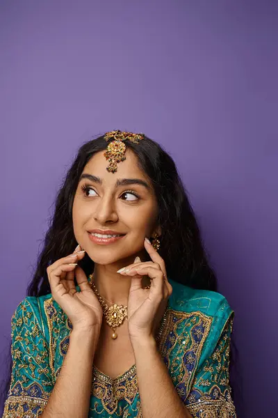 Jovem mulher indiana alegre em traje tradicional sorrindo e olhando para longe com as mãos perto de ace — Fotografia de Stock