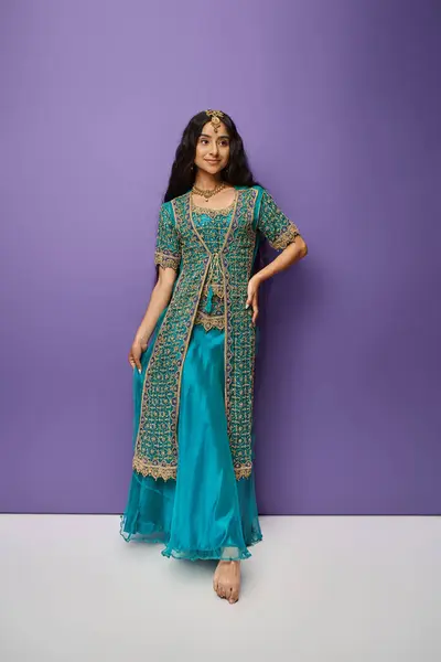 Plan vertical de belle femme indienne en vêtements traditionnels souriant joyeusement et détournant les yeux — Photo de stock