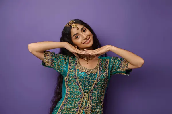 Jolly attractive indian woman in national costume posing with hands under chin and smiling at camera — Stock Photo