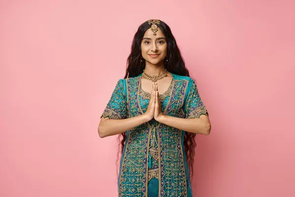 Schöne Indianerin in Nationaltracht mit Gebetsgeste und Blick in die Kamera — Stockfoto