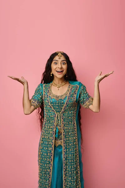 Vertical shot of attractive indian woman in traditional clothing posing on pink background — Stock Photo