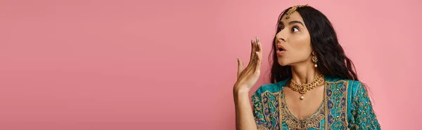 Femme indienne séduisante choquée en sari bleu traditionnel posant avec la main près de la bouche, bannière — Photo de stock