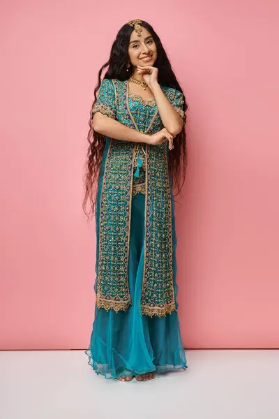 Plan vertical de la femme indienne en vêtements traditionnels posant avec la main sous le menton souriant à la caméra — Photo de stock