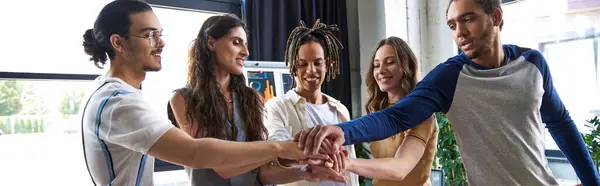 Gruppo eterogeneo di team multietnico che unisce le mani come segno di unità in ufficio moderno, banner orizzontale — Foto stock