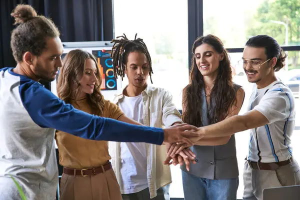 Équipe multiethnique joyeux unissant les mains comme signe d'unité et de collaboration, culture de démarrage moderne — Photo de stock
