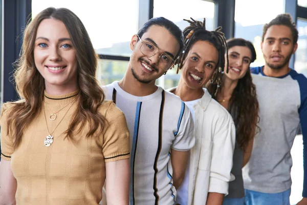 Portrait de groupe de diverses équipes multiethniques en tenue décontractée élégante souriant à la caméra dans le bureau — Photo de stock