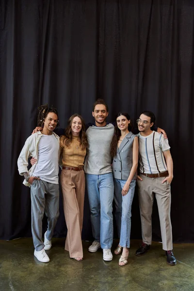Gruppenbild eines fröhlichen multiethnischen Teams in der Nähe von schwarzem Tuch im modernen Büro, Teamwork-Konzept — Stockfoto