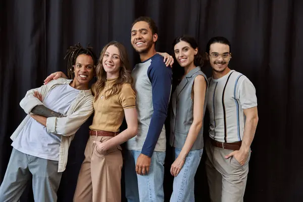 Foto di gruppo di successo squadra multietnica sorridente alla fotocamera su sfondo nero in ufficio moderno — Foto stock