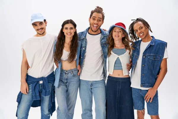 Ritratto di gruppo di modelli multietnici felici in abbigliamento casual alla moda su grigio, amicizia e moda — Foto stock