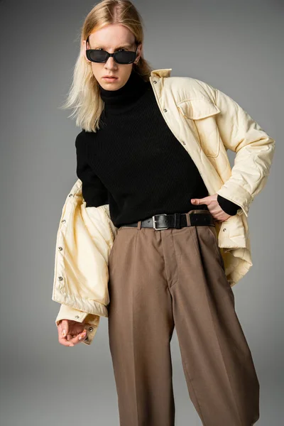 Вертикальный снимок молодой красивой андрогинной модели в модном наряде, смотрящей в камеру, моду — стоковое фото