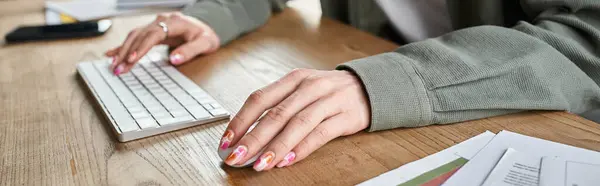 Vue recadrée des mains de la personne androgyne travaillant à table dans le bureau, concept d'entreprise, bannière — Photo de stock