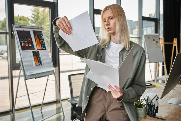 Plan vertical du modèle androgyne aux cheveux rouges en col roulé élégant noir regardant la caméra — Photo de stock