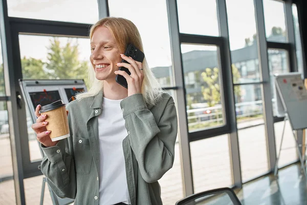 Tiro vertical do modelo andrógino de cabelos vermelhos em gola alta elegante preto olhando para a câmera — Stock Photo