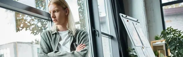 Plan vertical du modèle androgyne aux cheveux rouges en col roulé élégant noir regardant la caméra — Stock Photo