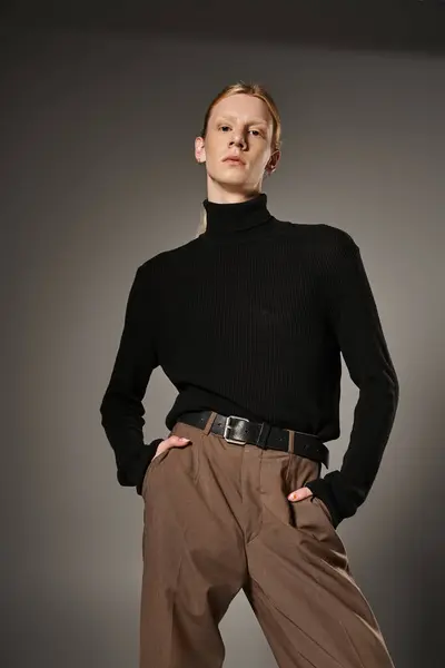 Plan vertical du modèle androgyne aux cheveux rouges en col roulé élégant noir regardant la caméra — Photo de stock