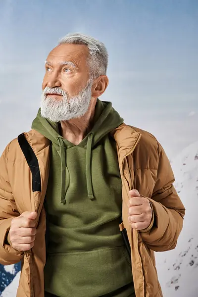 Retrato de Santa con barba blanca mirando hacia otro lado con montañas y árboles en el telón de fondo, concepto de invierno - foto de stock