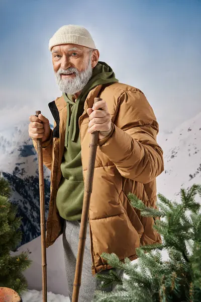 Atlético Santa en cálido traje cómodo de pie en esquís y sonriendo a la cámara, concepto de Navidad - foto de stock