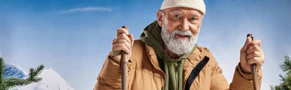 Lustiger Mann im Weihnachtsmannkostüm auf Skiern stehend und direkt in die Kamera blickend, Winterkonzept, Banner — Stockfoto