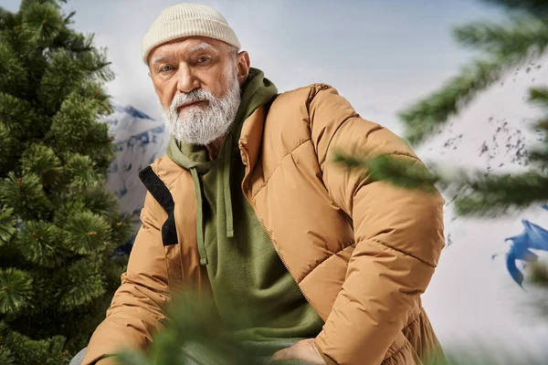 Portrait du Père Noël à barbe blanche vêtu d'une veste chaude et chapeau regardant la caméra, concept d'hiver — Photo de stock