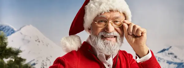 Homme gai en costume de Père Noël avec des lunettes en regardant directement la caméra, concept d'hiver, bannière — Photo de stock