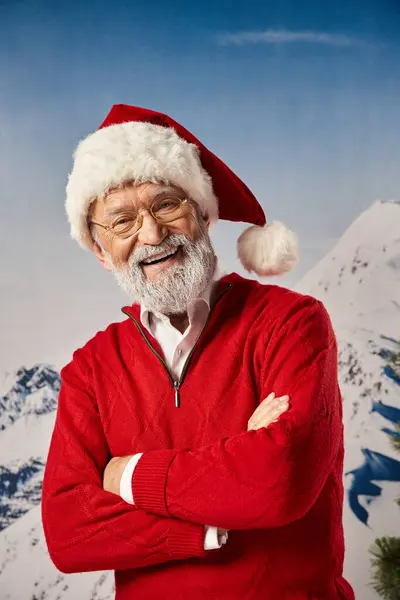Hombre barbudo blanco feliz mirando alegremente a la cámara con los brazos cruzados en el pecho, concepto de invierno - foto de stock