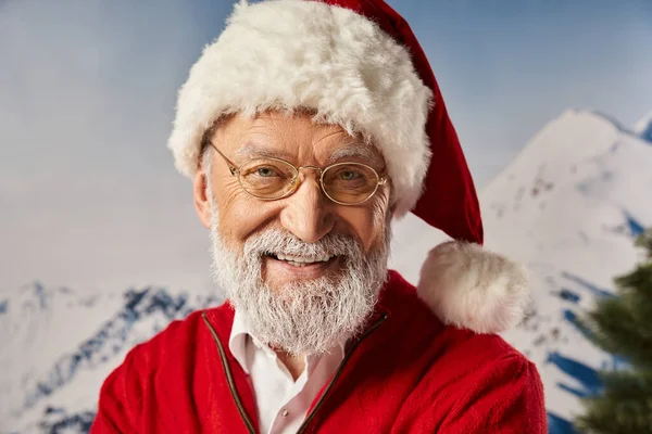 Retrato de hombre alegre vestido como Santa con gafas sonriendo sinceramente a la cámara, concepto de invierno - foto de stock