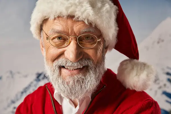 Retrato de Santa barbuda blanca feliz en sombrero rojo con gafas con telón de fondo nevado, Feliz Navidad - foto de stock
