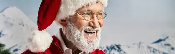 Hombre barbudo blanco alegre en sombrero rojo y gafas sonriendo felizmente mirando hacia otro lado, concepto de invierno, bandera - foto de stock
