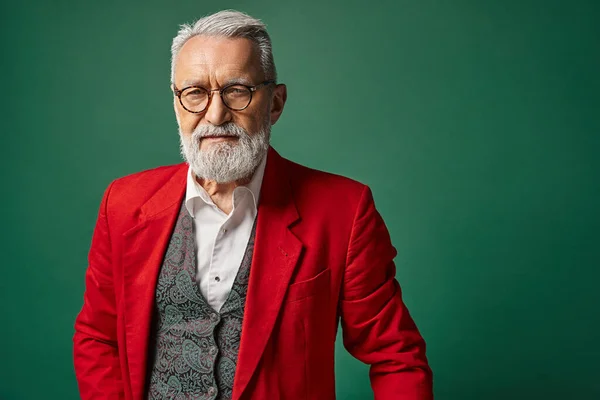 Stilvoller, stilvoller Mann als Weihnachtsmann gekleidet mit Brille und Bart, der in die Kamera schaut, Winterkonzept — Stockfoto
