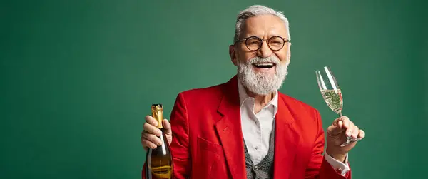 Edler, fröhlicher Weihnachtsmann genießt Champagner und lächelt in die Kamera, Winterkonzept, Banner — Stockfoto