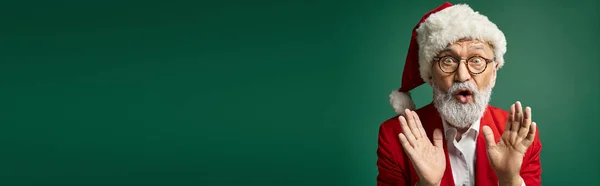 Schockierter Weihnachtsmann in roter eleganter Kleidung mit offenem Mund blickt in die Kamera, Winterkonzept, Banner — Stockfoto