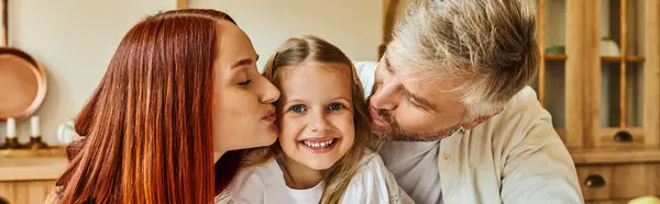 Pais felizes beijando alegre filha olhando para a câmera na cozinha em casa aconchegante, bandeira horizontal — Fotografia de Stock