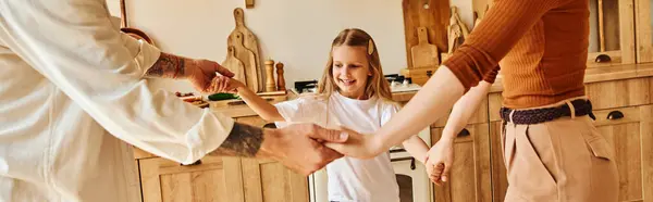 Fröhliches Mädchen Händchenhalten und Spielen mit den Eltern in der gemütlichen Küche, Spaß und Lachen, Banner — Stockfoto