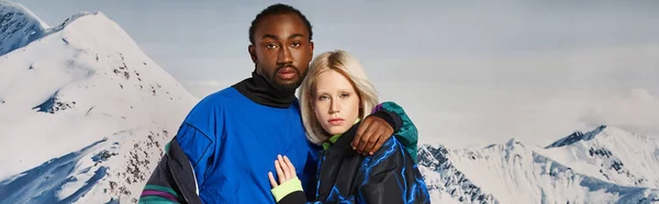 Attraktives junges Paar in warmen Outfits, das sich umarmt und in die Kamera schaut, Winterkonzept, Banner — Stockfoto
