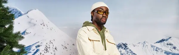 Stylischer gut aussehender Mann in Winterjacke und Mütze mit Sonnenbrille, der in die Kamera schaut, Banner — Stockfoto